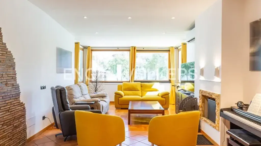 Living Room - Villa with Private Park in Nuova Palocco, Rome