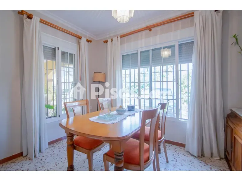 Söögituba - Chalet with Extensive Garden in Nuevo Bulevar