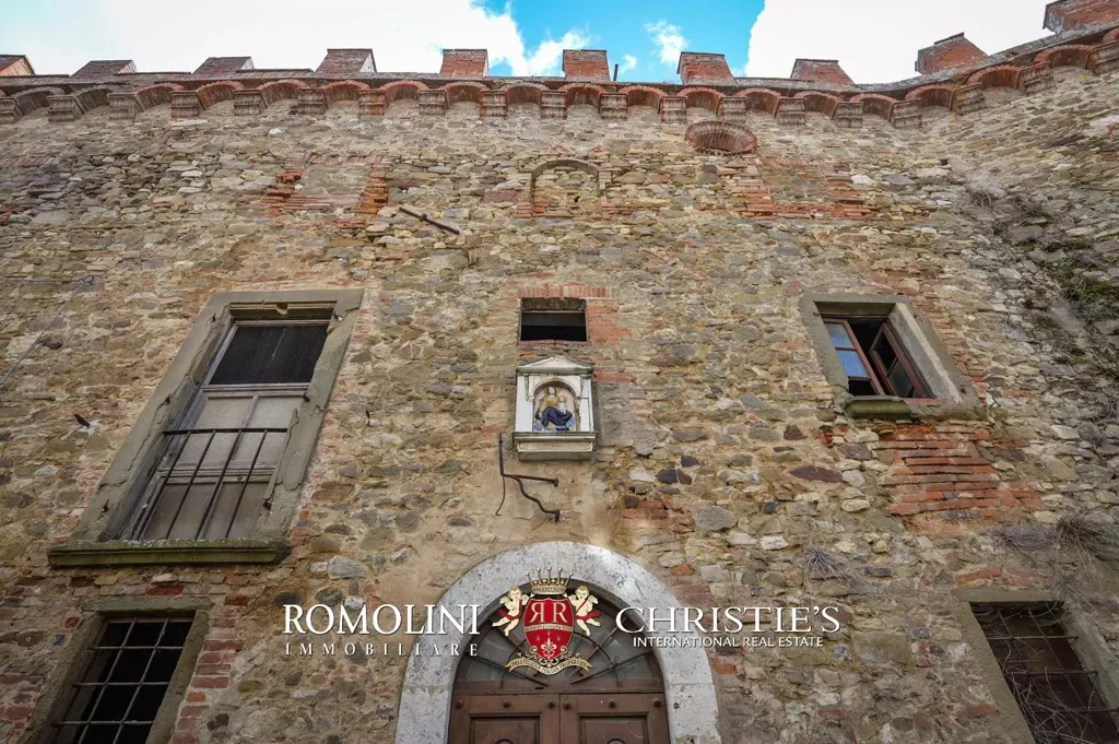 Välivaade - Medieval Castle for Restoration in Chianti Valley