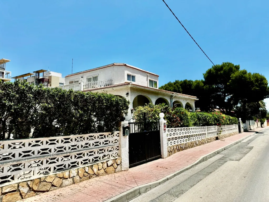 Välivaade - Renovated House with Two Pools in Punta Prima
