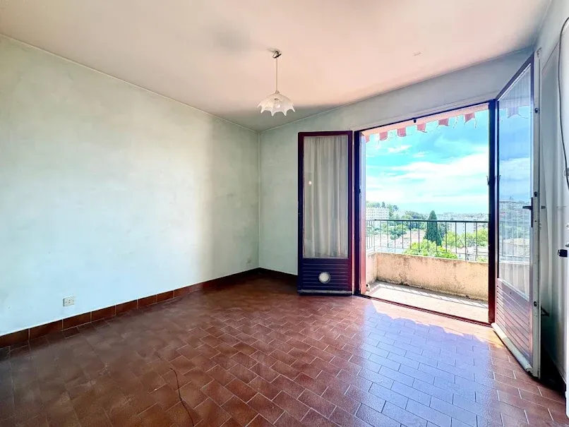 Rooms - 3-Bed Apartment with Balcony in Le Cannet
