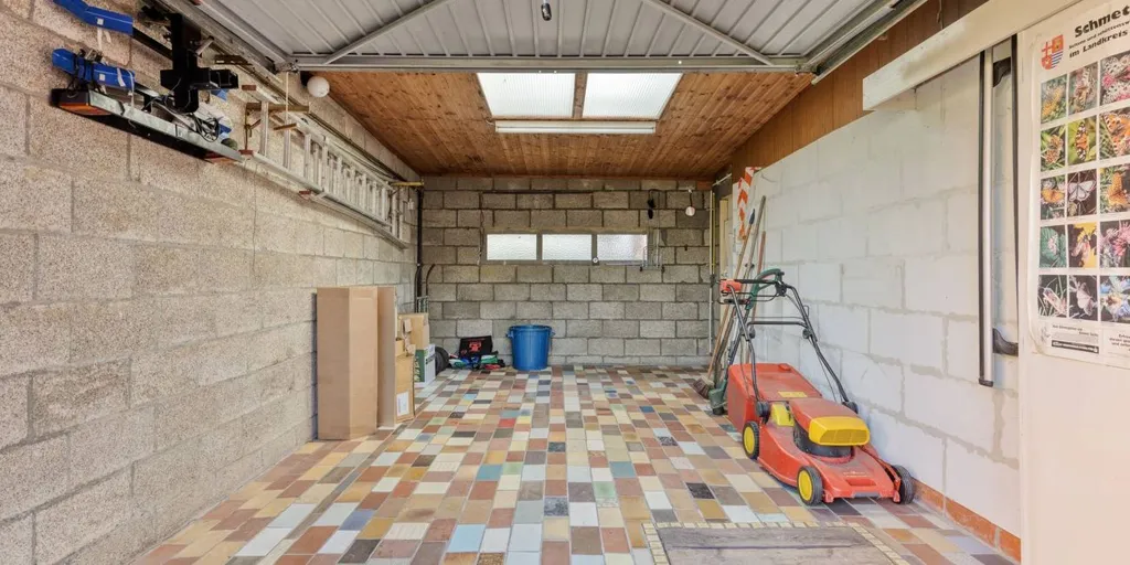 Garaaž - House with Development Potential in Brasschaat