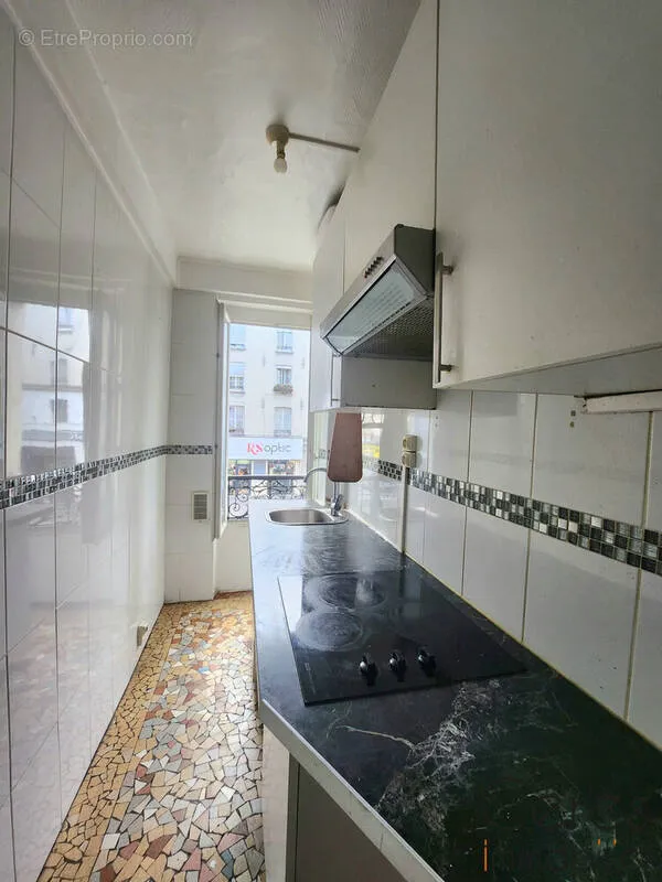 Cucina - 3-Piece Flat with Metro Access in Pantin
