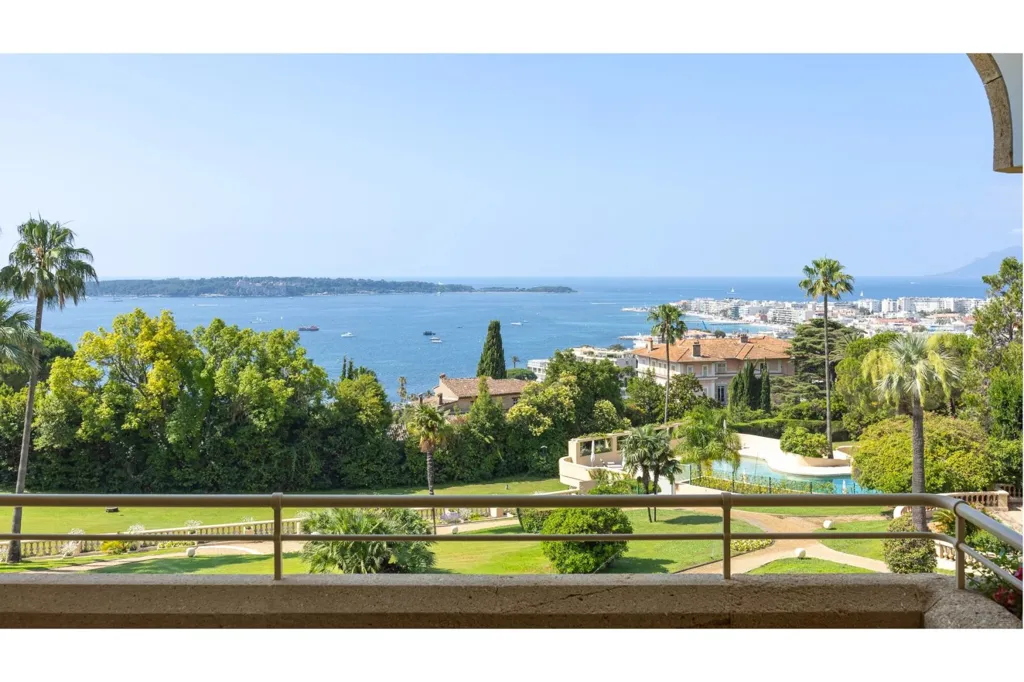 Balcony - Luxury Apartment with Pool in Californie, Cannes