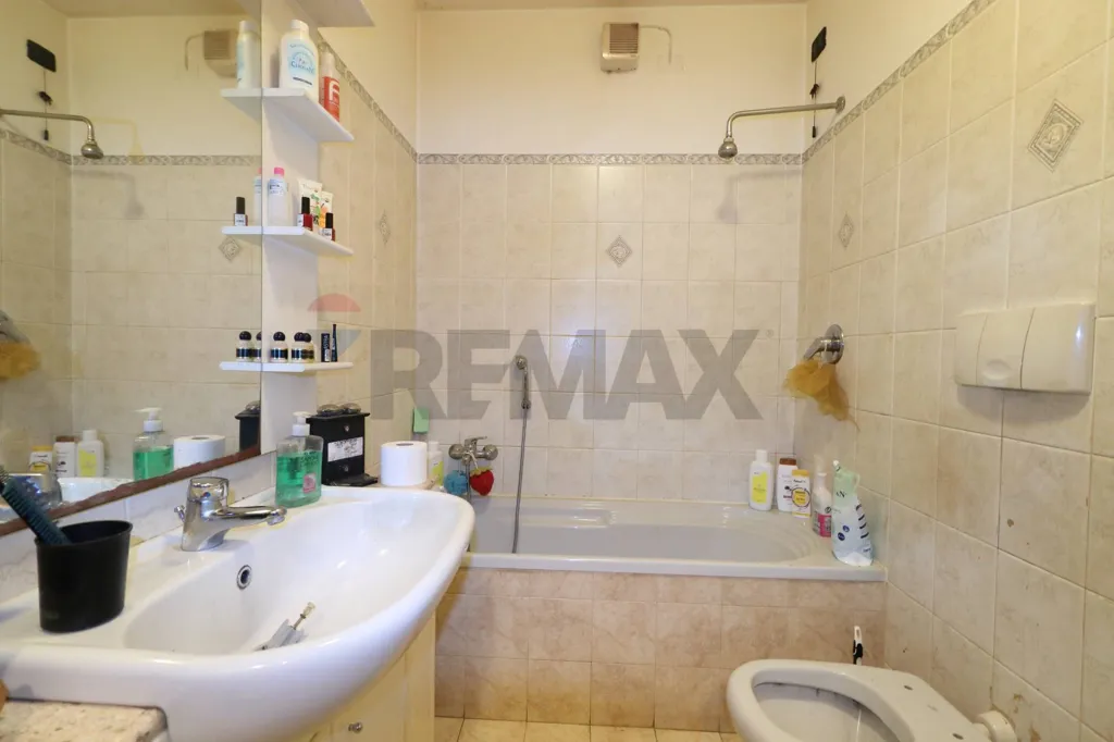 Salles de bain - Spacious Ground Floor Flat with Terrace in Quiet Area