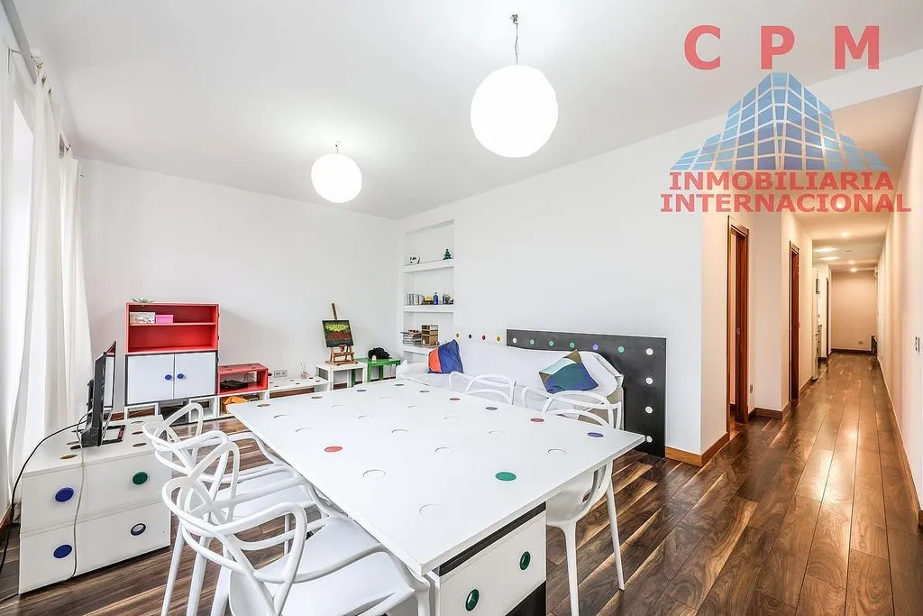 Sala da pranzo - Luxury Apartment with Balcony in City Centre