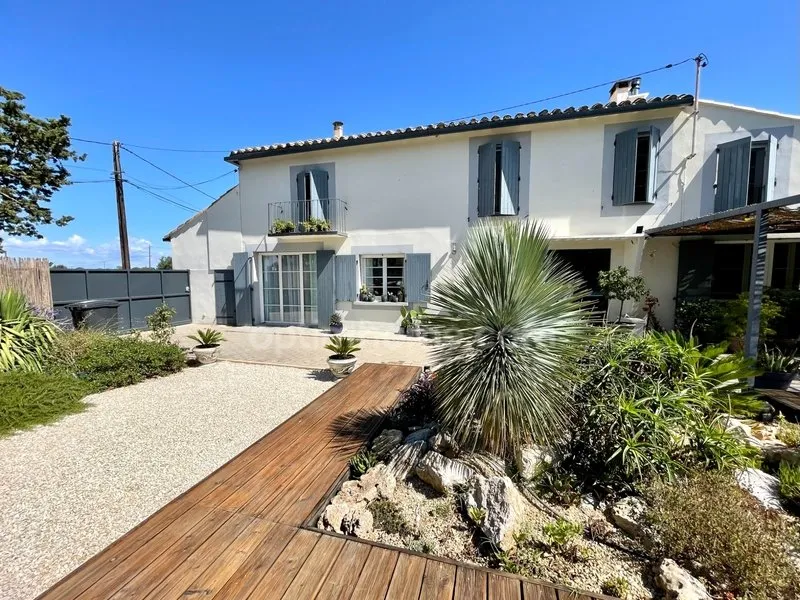 Esterno - Charming Mas with Pool near Aigues-Mortes