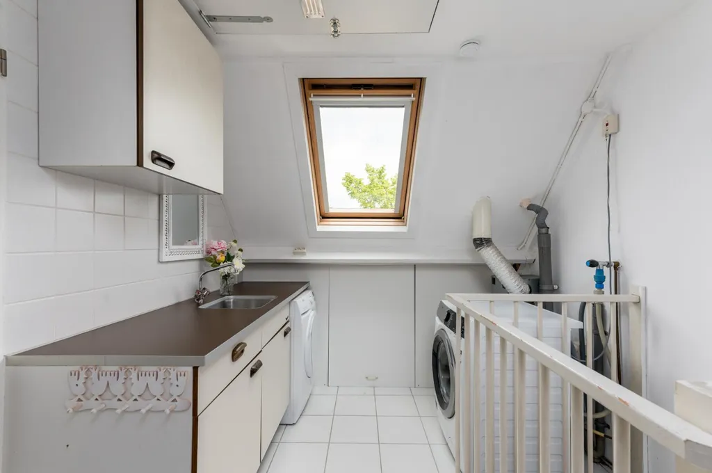 Pesuköök - Spacious 5-Bedroom House with Deep Garden in Almere