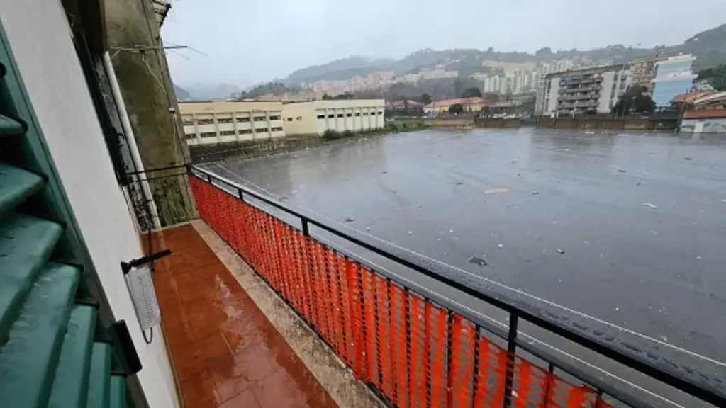 Balcon - Bright Two-Bedroom Apartment with Balcony in Messina