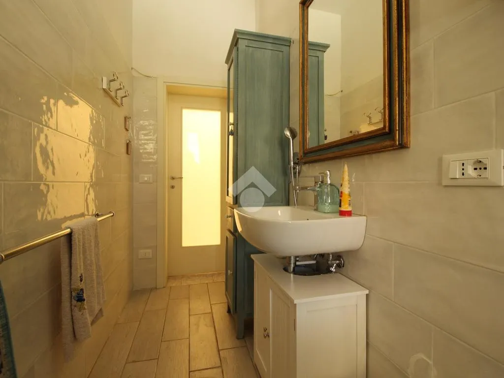 Bagni - Terrace-Accessed Apartment in Prato