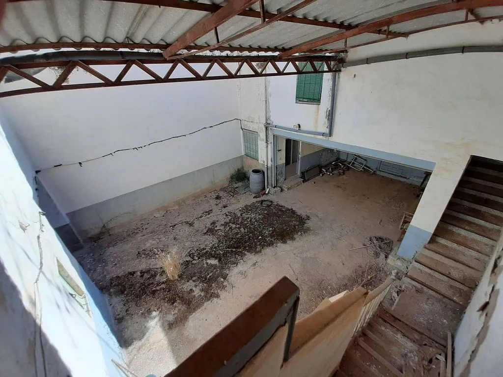 Pièces - Demolishable Plot with Potential in Almagro