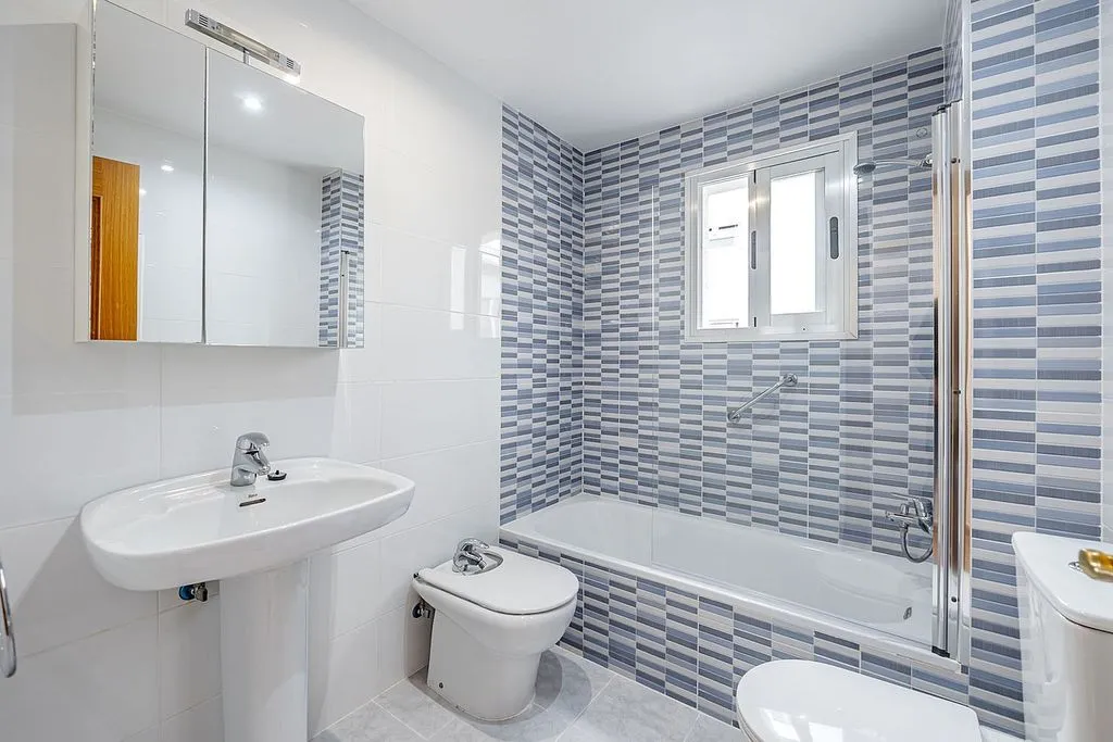 Salles de bain - 3-Bedroom Flat with Terrace in Aluche