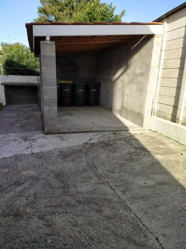 Garage - Maison en Pierre avec Jardin à Agen
