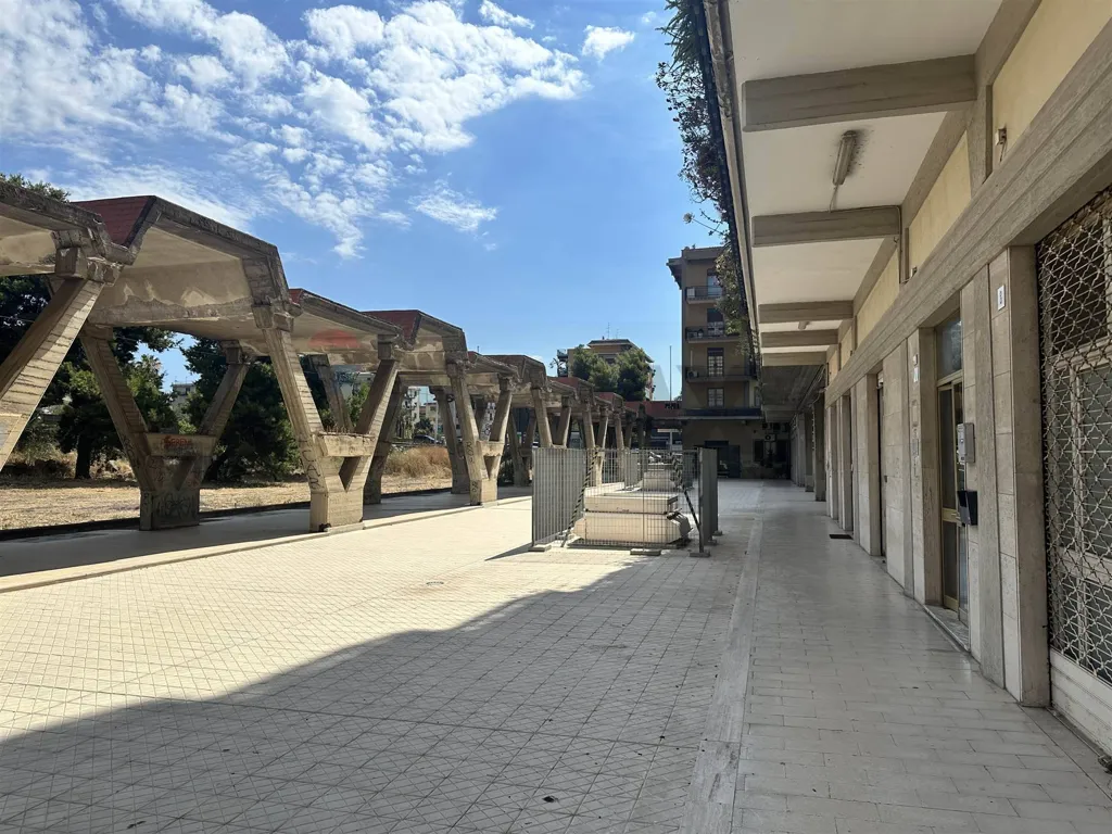 Jardin - Commercial Space with Terrace in Catania