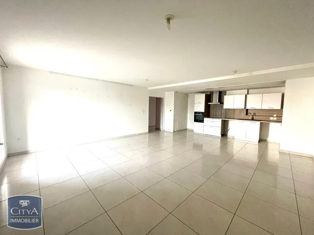 Köök - Spacious 4-Piece Apartment with Patio in Saint-Étienne