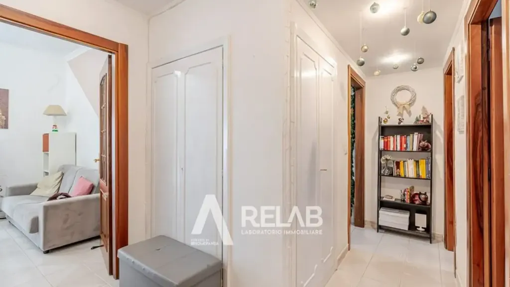 Entrée - Bright Trilocale with Balcony in Appio Claudio, Rome