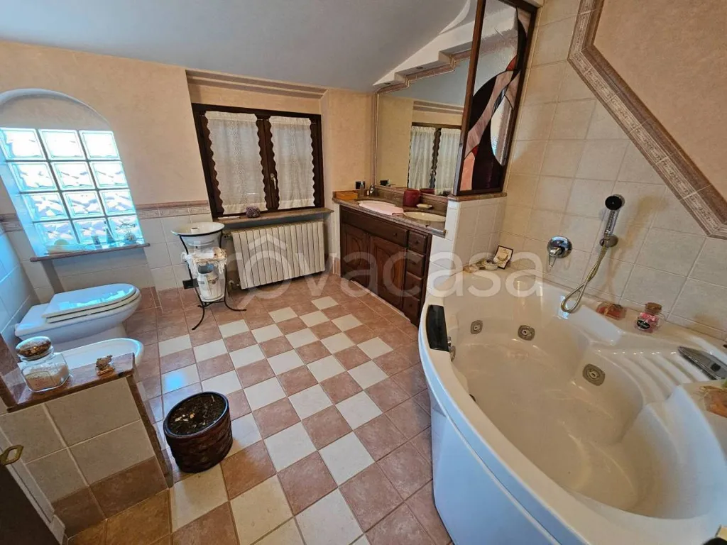 Salles de bain - Rustic House with Two Apartments in Sommariva Perno