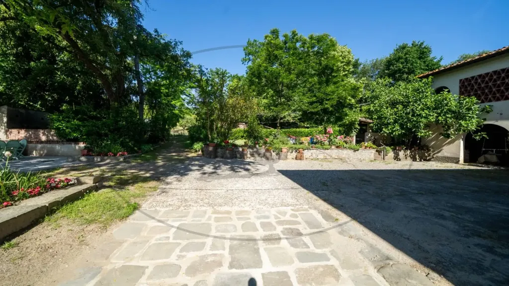 Aed - Rustic Farmhouse with Multiple Uses in Figline Valdarno