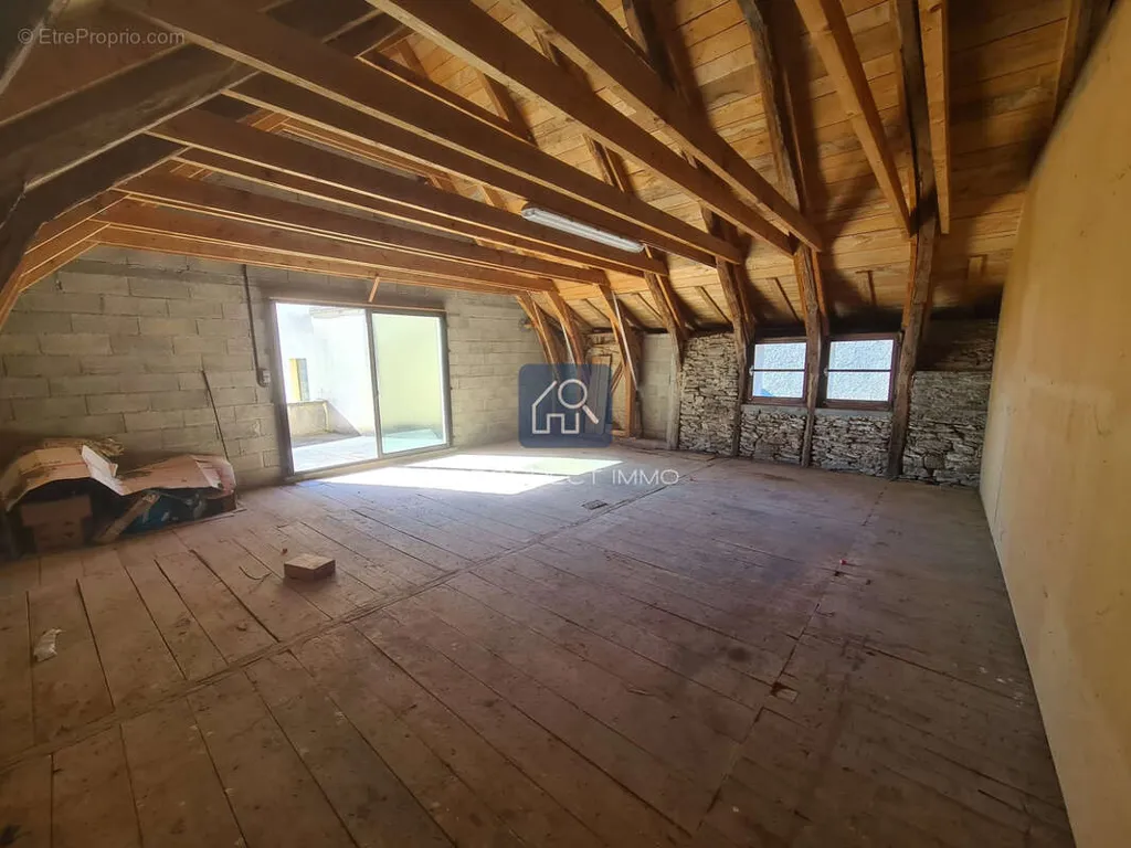 Toad - Spacious House with Barn in Village Centre