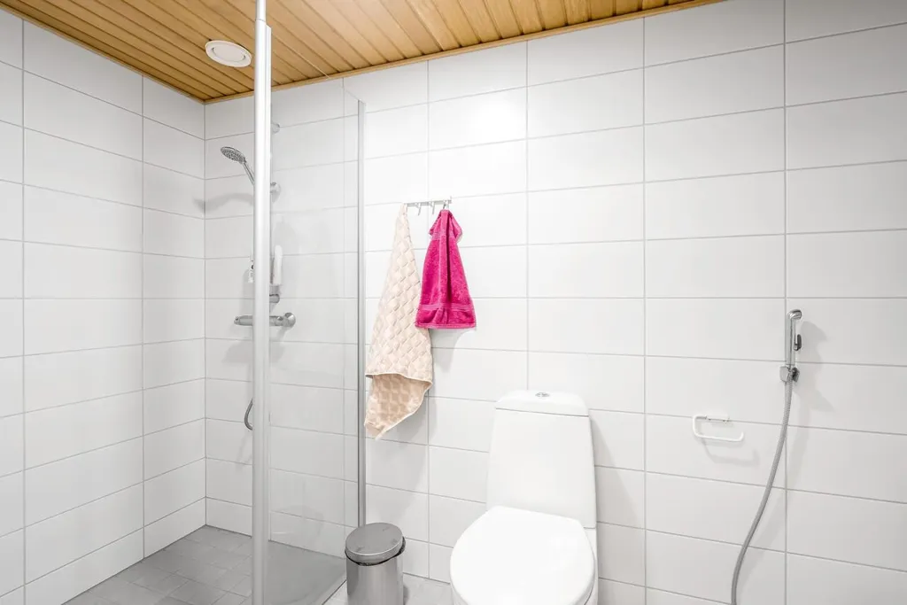 Salles de bain - First Floor Apartment with Balcony in Savio, Kerava