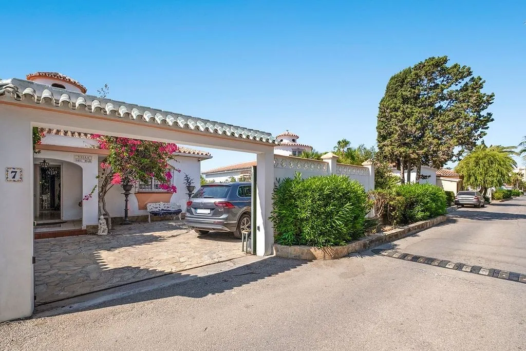 Välivaade - Modern Semi-Detached Chalet with Pool in Torrox Costa