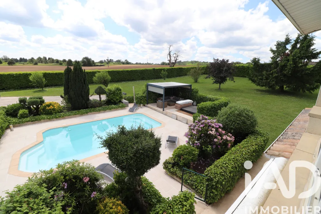 Piscine - Maison Contemporaine avec Piscine à Orignolles