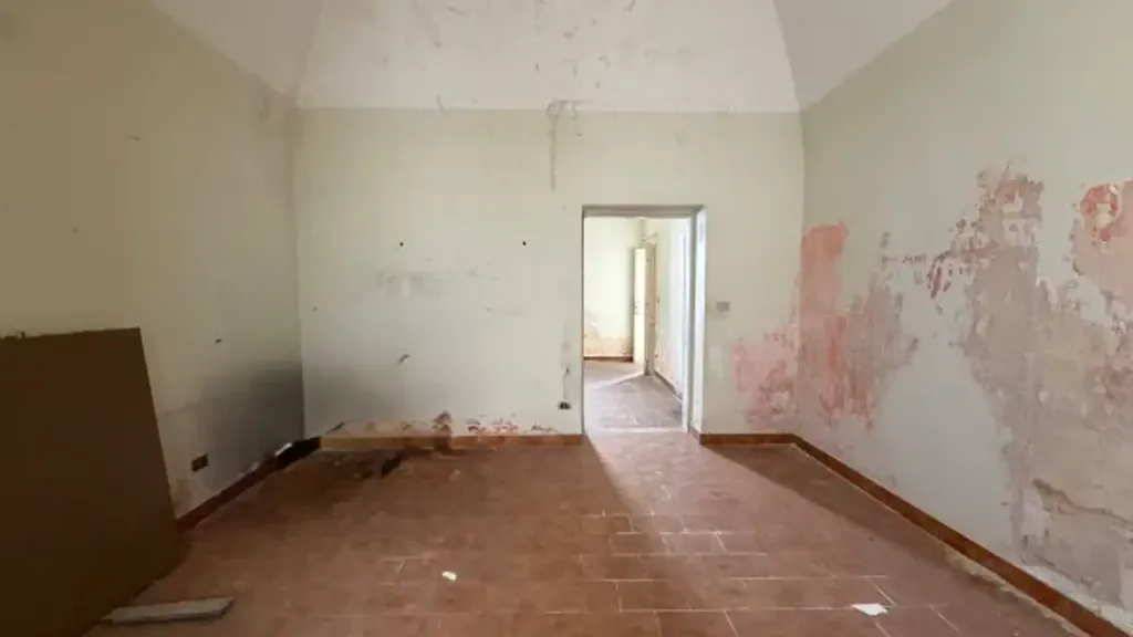 Toad - Terraced House for Renovation in Central Bari