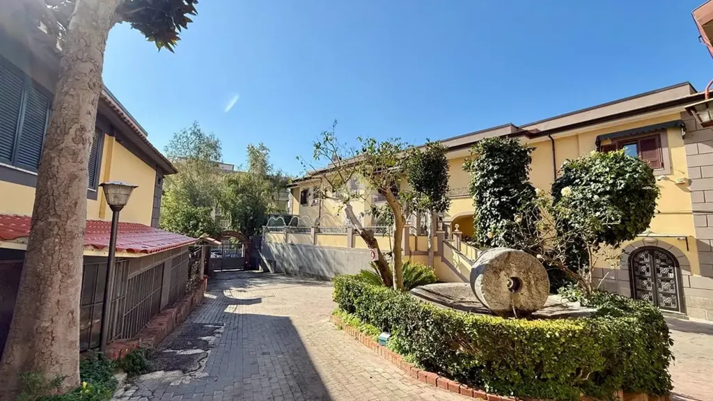 Jardin - Spacious Apartment with Balcony in Naples