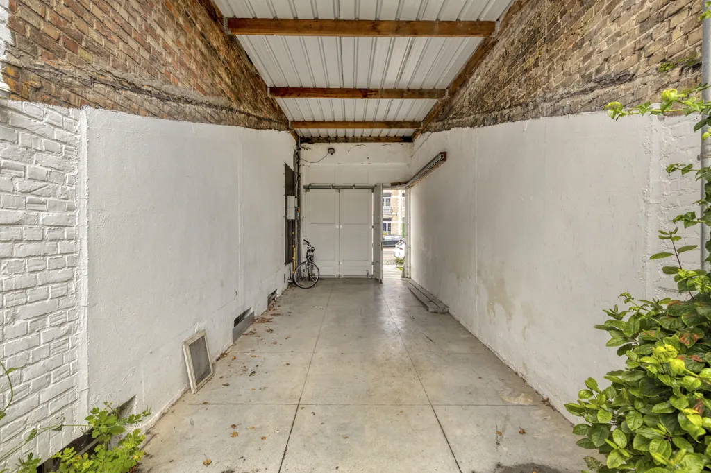 Garage - Commercial Property with Student Studios in Sint-Andries