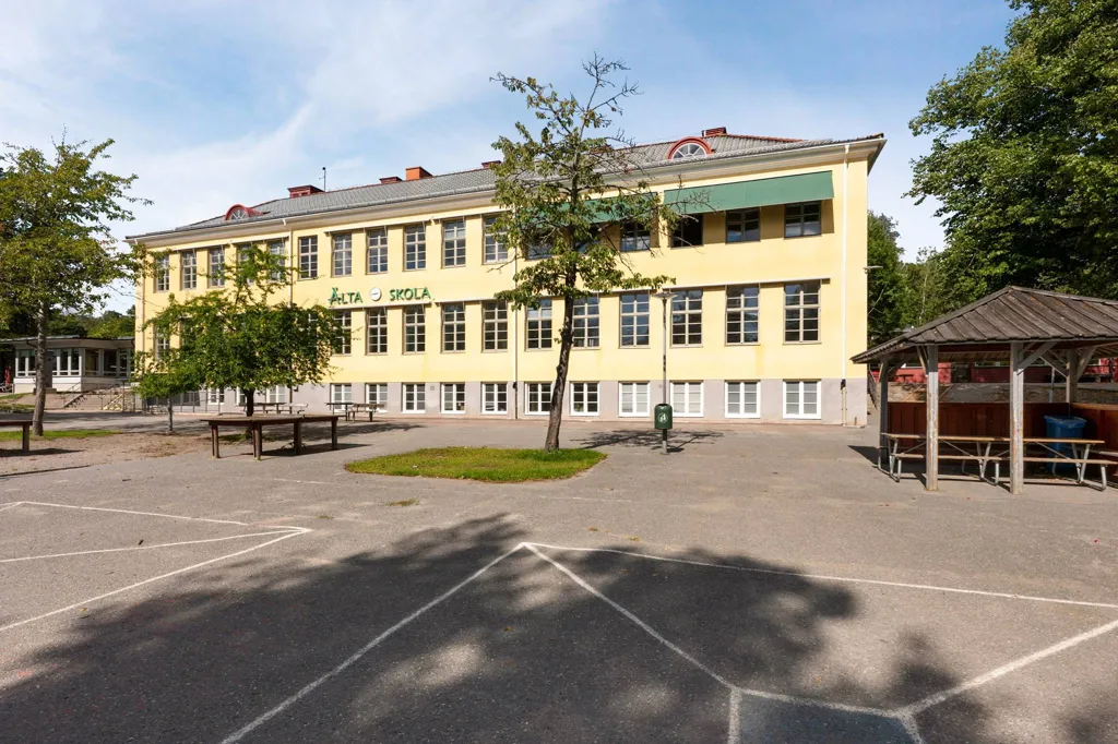 Aed - Modern Flat with House-Style Feel in Central Älta