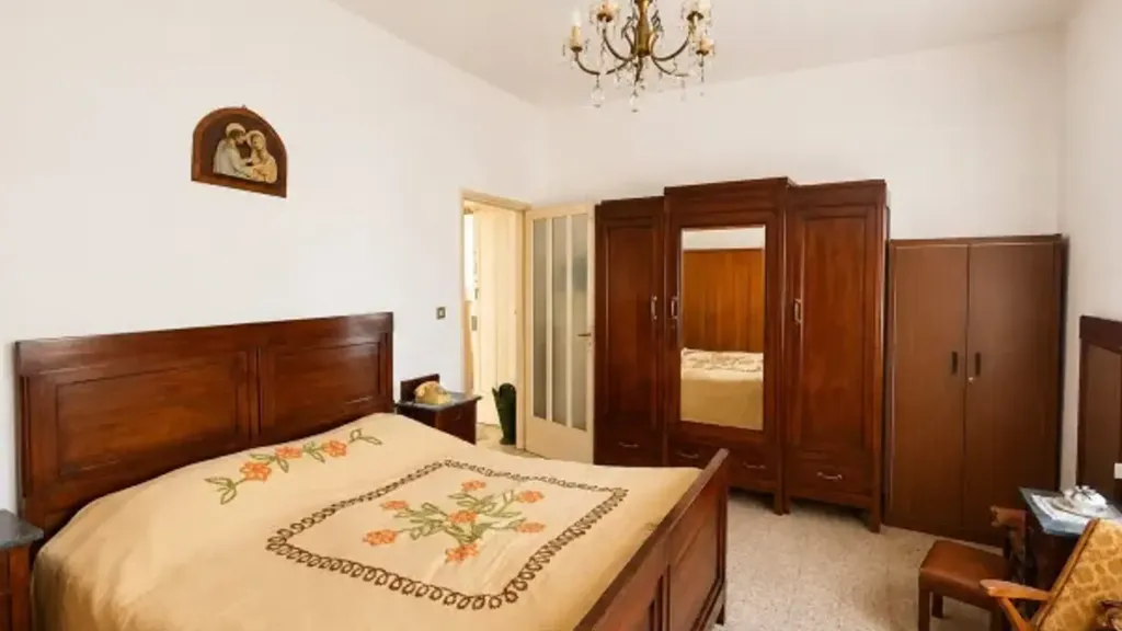 Chambres - Personalisable Triplex with Balcony in Asti