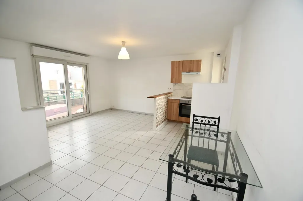 Séjour - Appartement F2 avec Balcon à Livry-Gargan