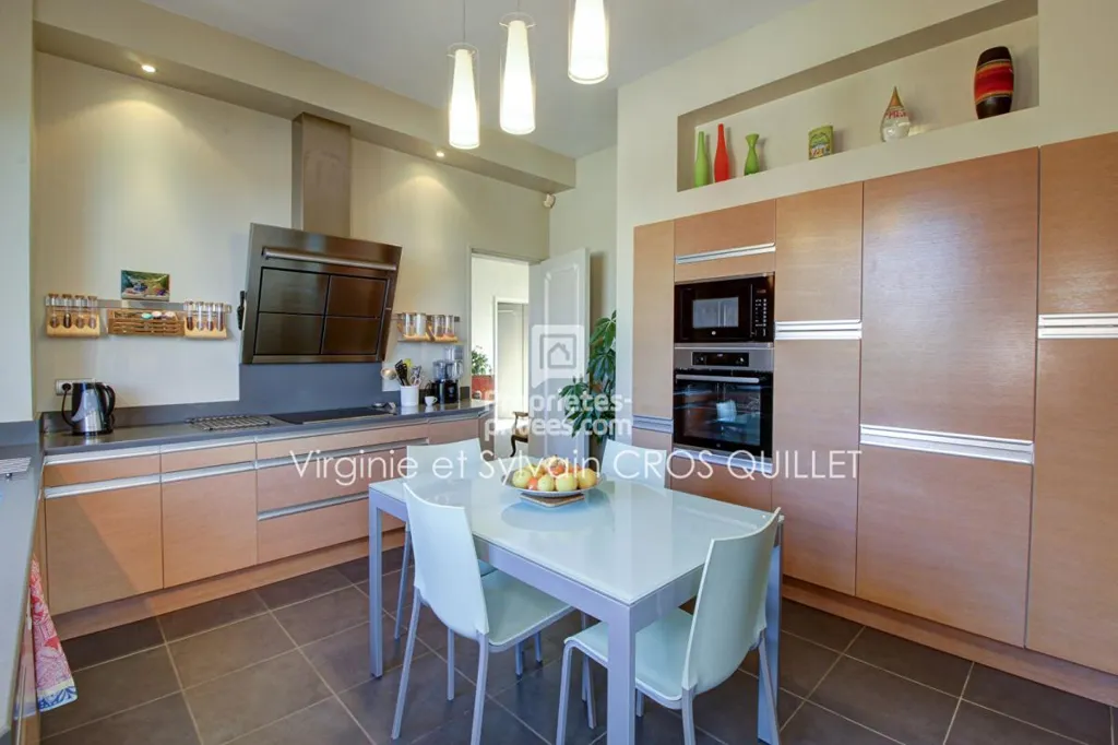 Cuisine - Villa Classique avec 7 Chambres à Bourg Saint Bernard
