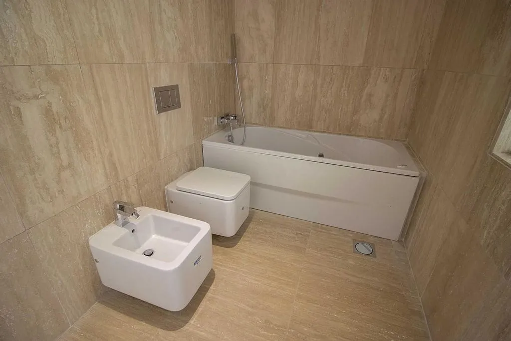Salles de bain - Contemporary Townhouse with Pool in Ifara