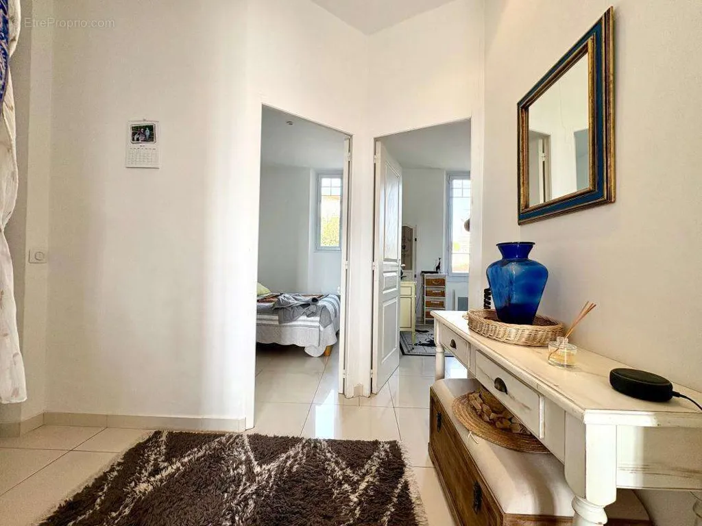 Esik - Charming 3-Bed Flat with Balcony in Cannes