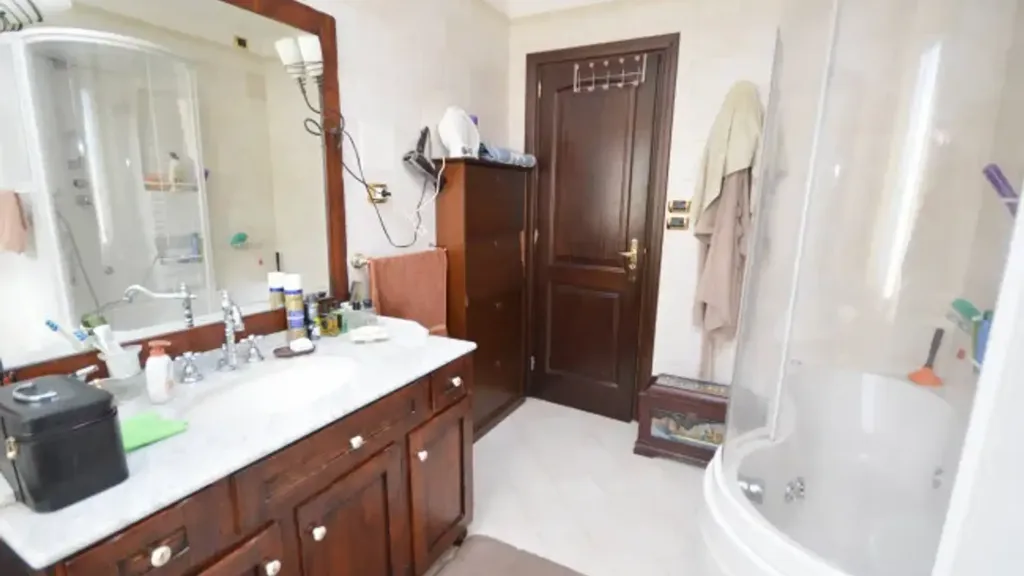 Salles de bain - Spacious Apartment with Panoramic View in Rossano