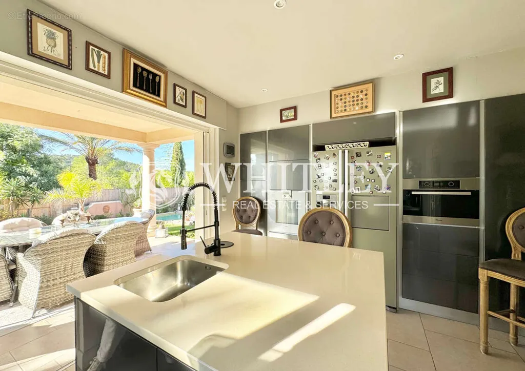 Kitchen - Luxury Villa with Pool in Saint-Raphaël