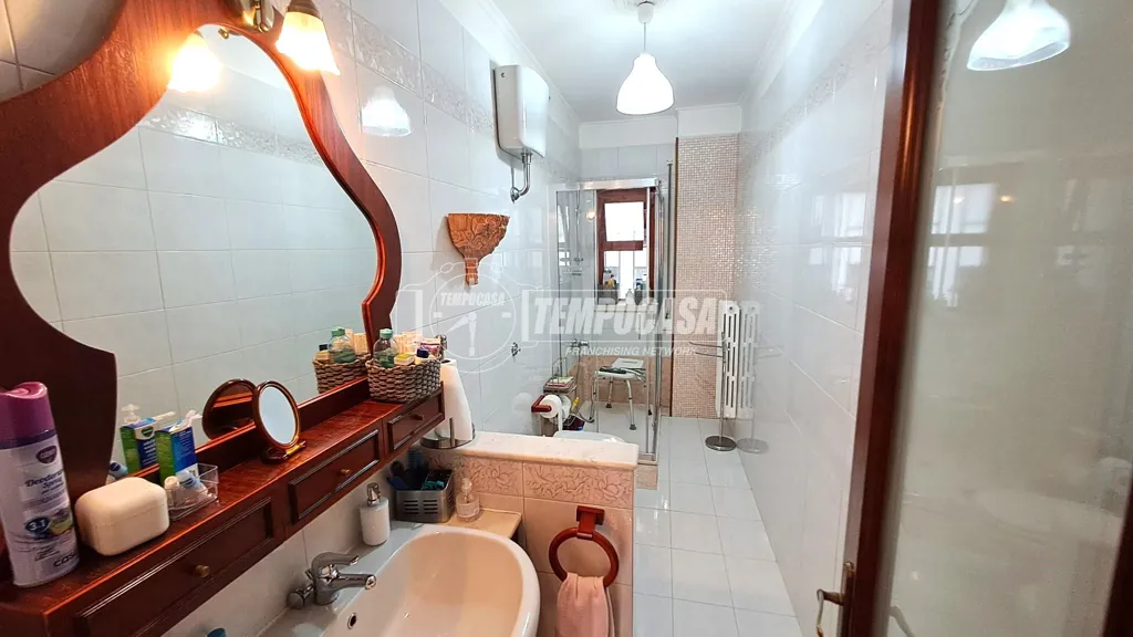 Salles de bain - Three-Bedroom Apartment with Balcony in Adelfia