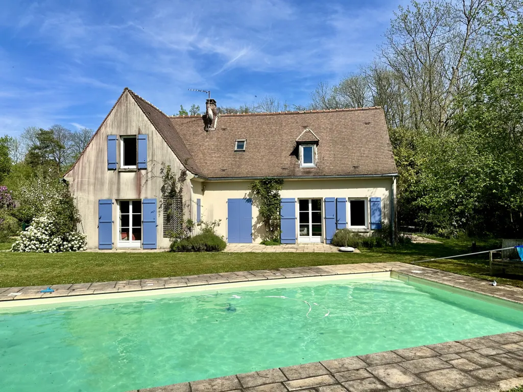 Piscine - Maison Traditionnelle avec Piscine à Pierrefonds
