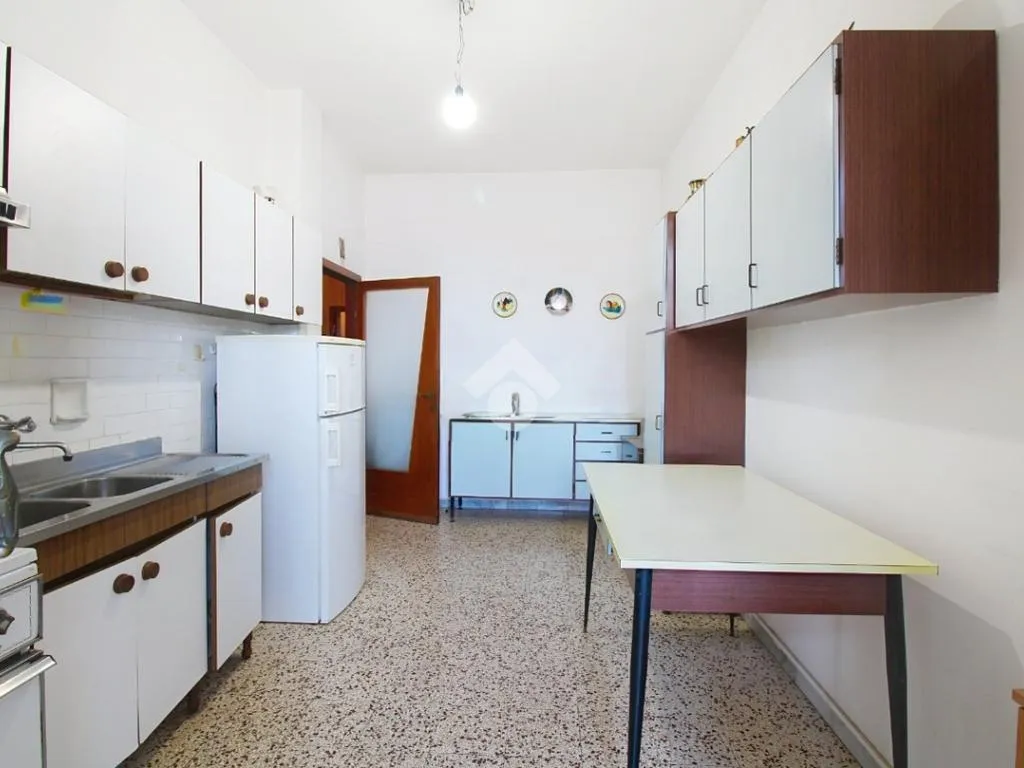 Cuisine - Spacious 4-Bedroom Apartment with Garage in Pisa