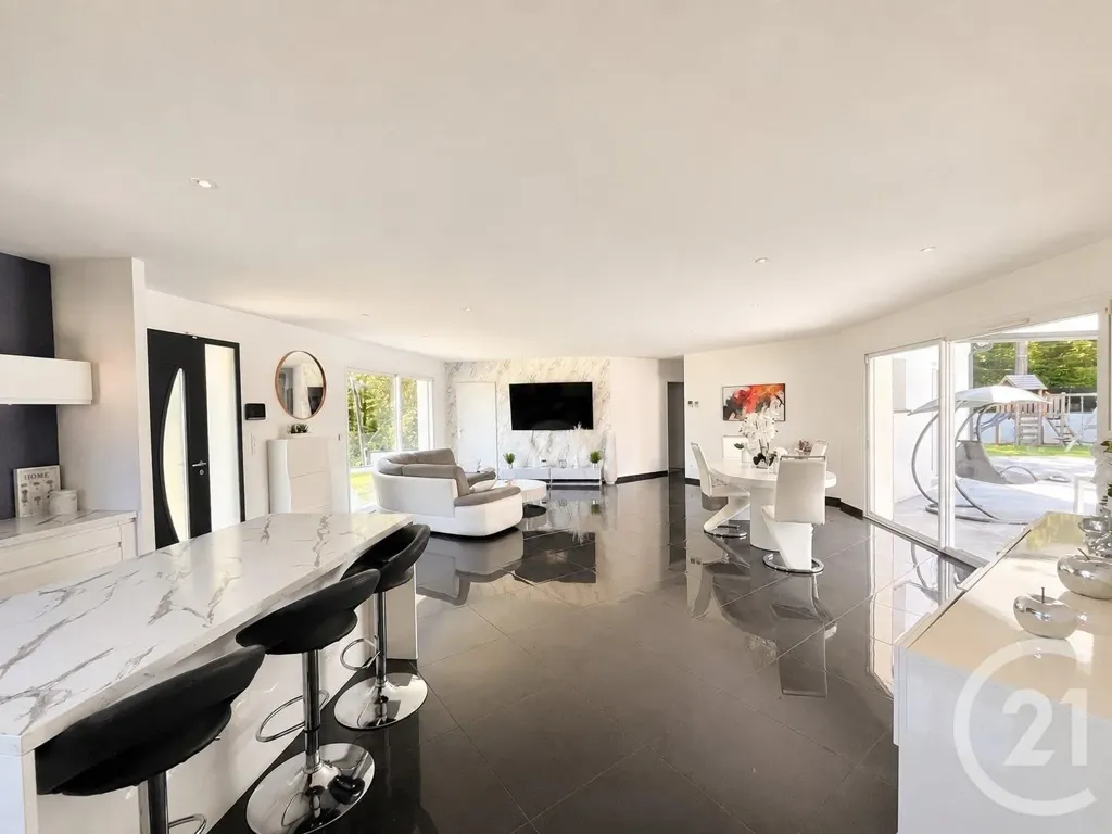 Cuisine - Maison Contemporaine avec Piscine à Bonnetan