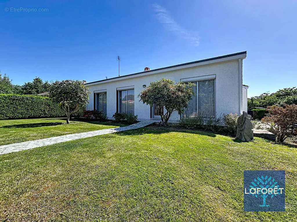 Giardino - House with Pool and Workshop near Nesmy