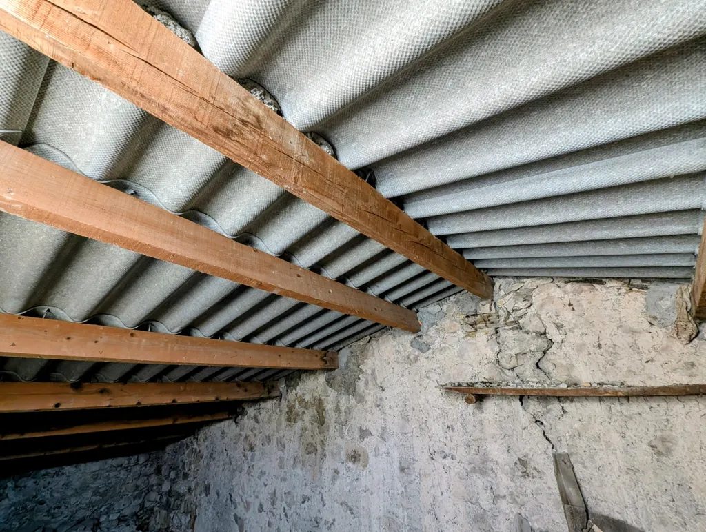 Rooms - Village House for Renovation in La Charce