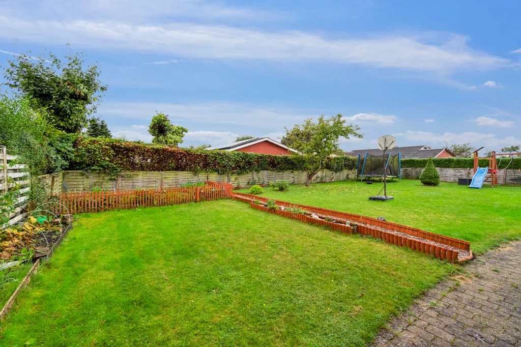 Garden - Villa with Play Area near Give