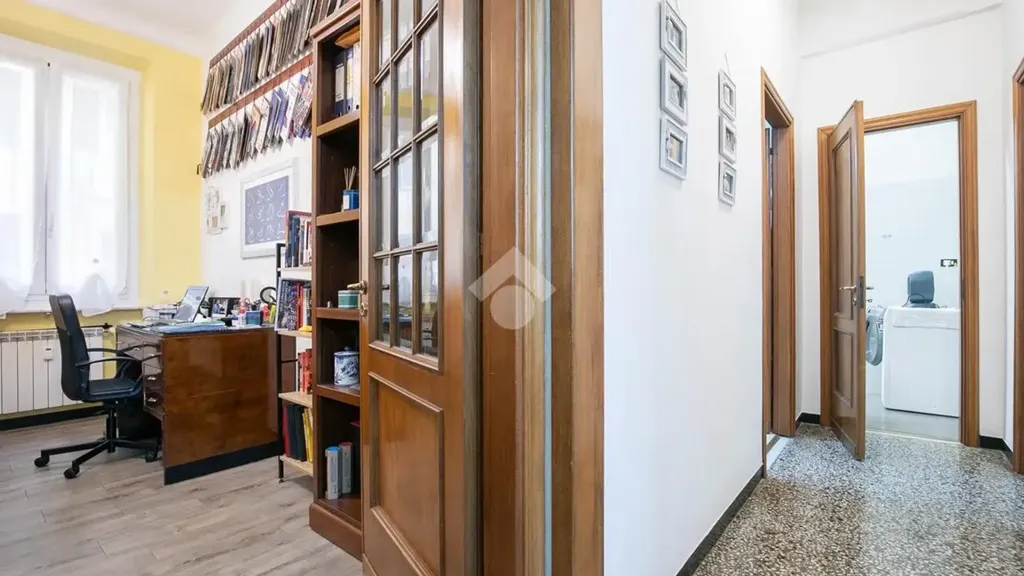 Bureau - Rustic-Style Apartment with Central Location in Genoa