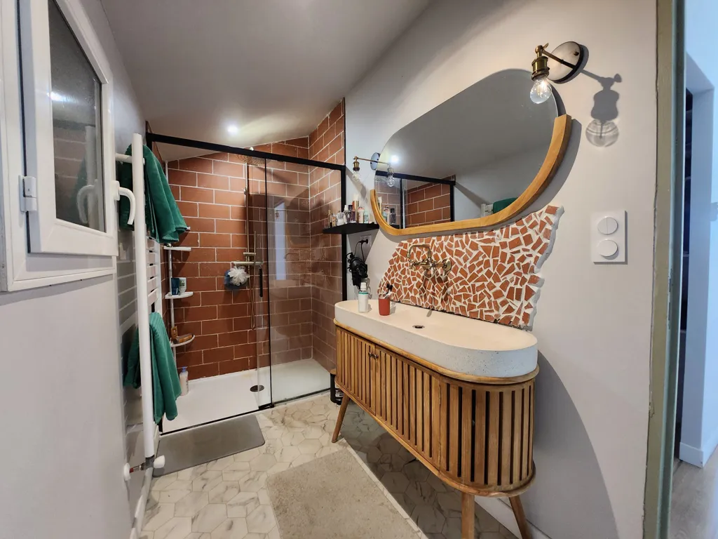 Salles de bain - Maison en pierre rénovée avec grange à Sainte Gemme la Plaine