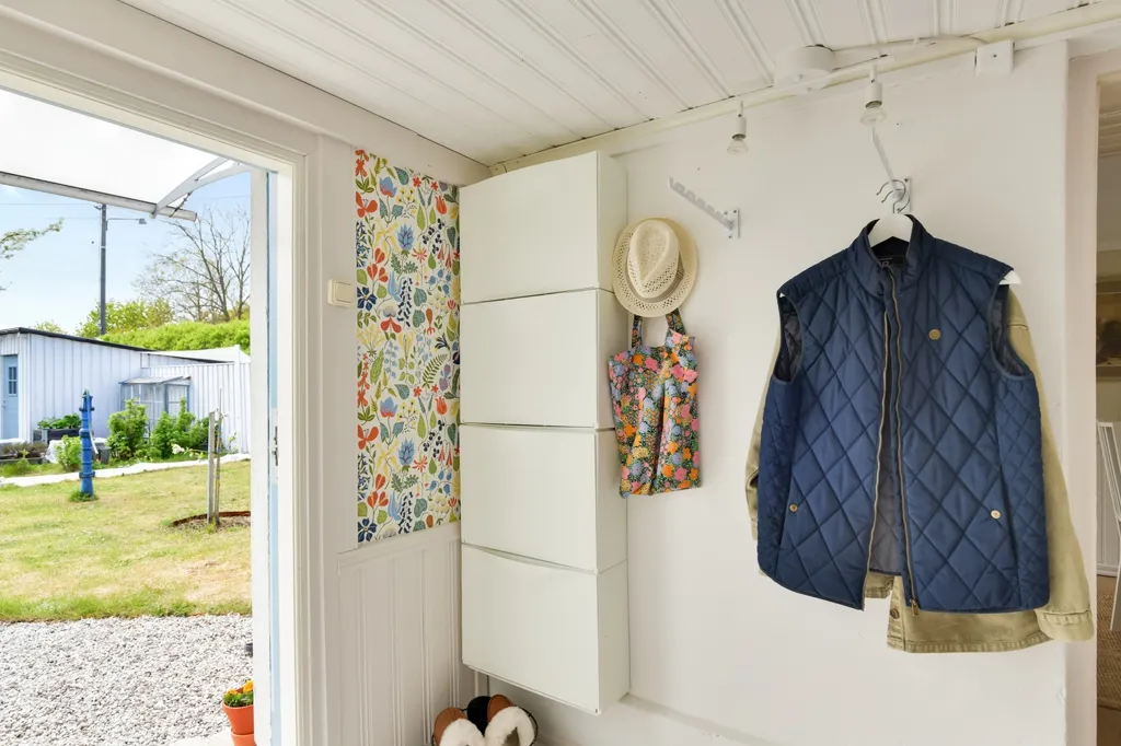 Esik - Charming Gotland House with History in Othem