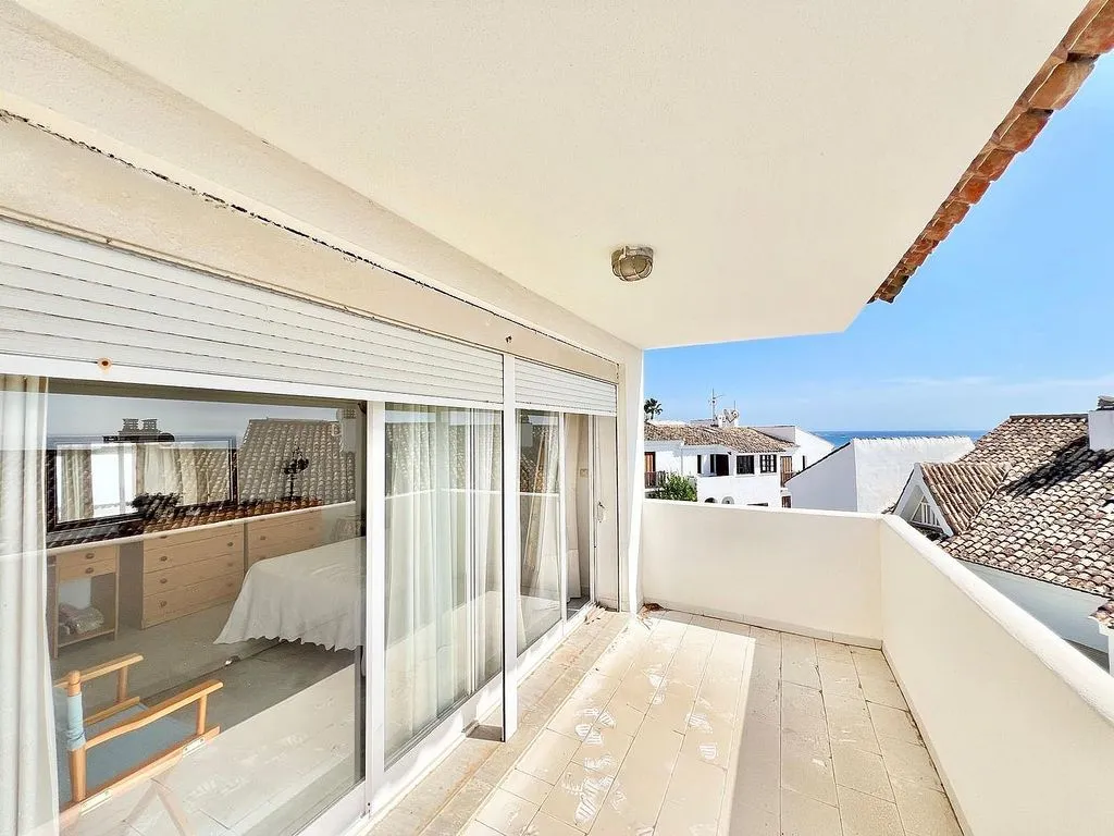 Balcon - Semi-detached House with Pool on National Road