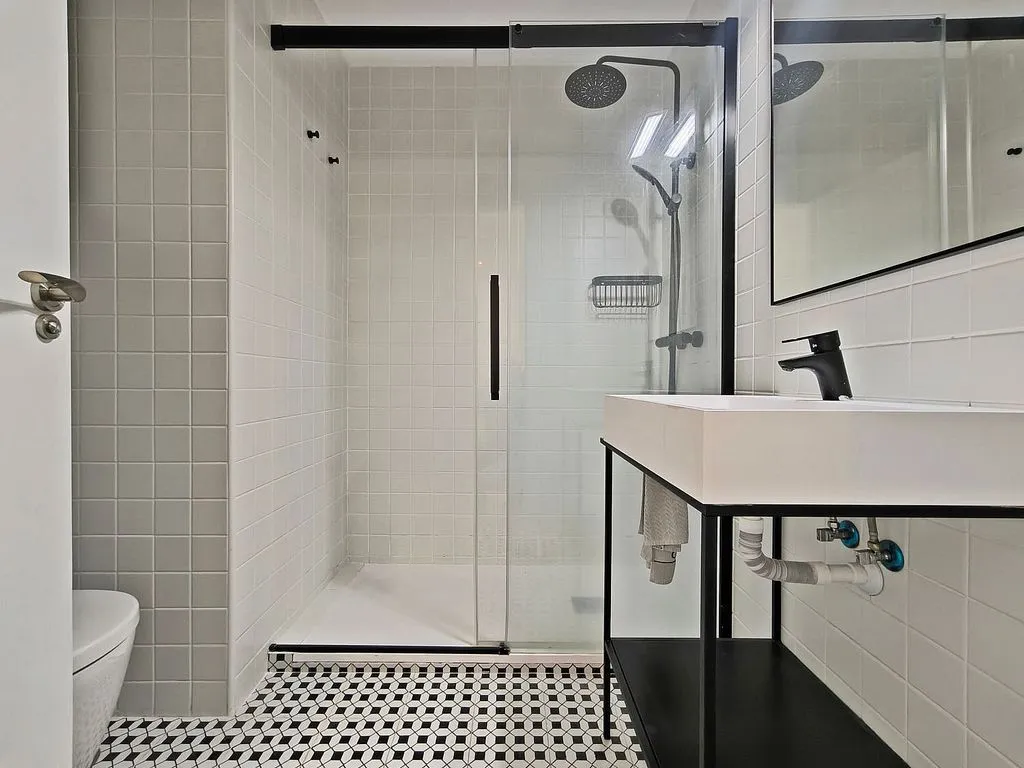 Bathrooms - Modernised Flat with East View in Chamartín