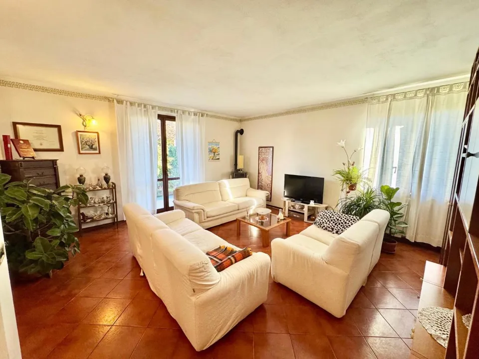 Elutuba - Three-sided Villa with Garden in Mortara